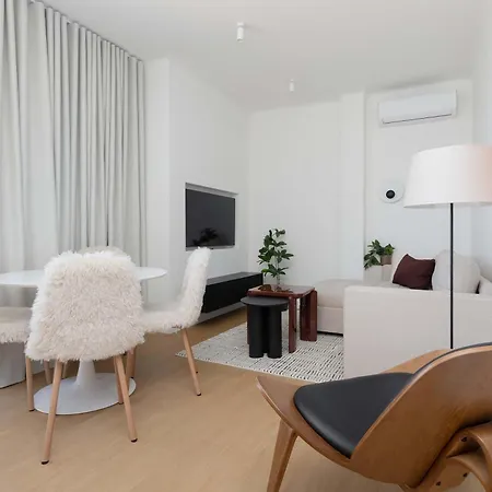 아파트 Luxury Two-bedroom With A Balcony In By Renters Prestige