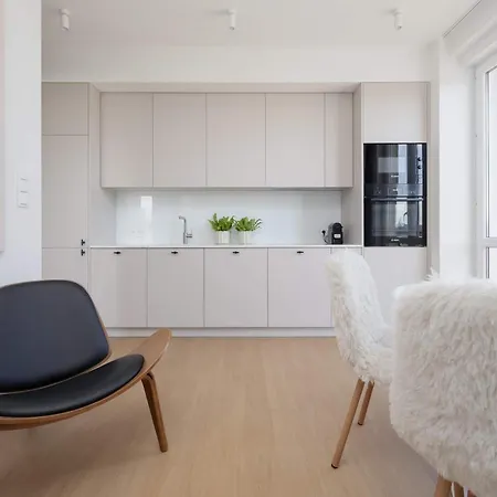 Luxury Two-bedroom With A Balcony In By Renters Prestige 아파트